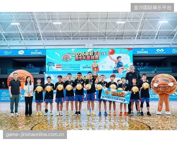 库里现场观摩青少年比赛，亲自点评传授篮球秘诀，教练盛赞学习氛围浓厚