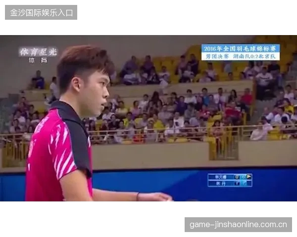 羽毛球决胜分的救球像电影镜头般慢动作——激情与瞬间的完美交织